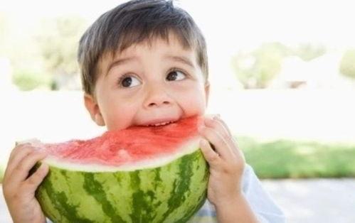 两个和尚一起吃瓜